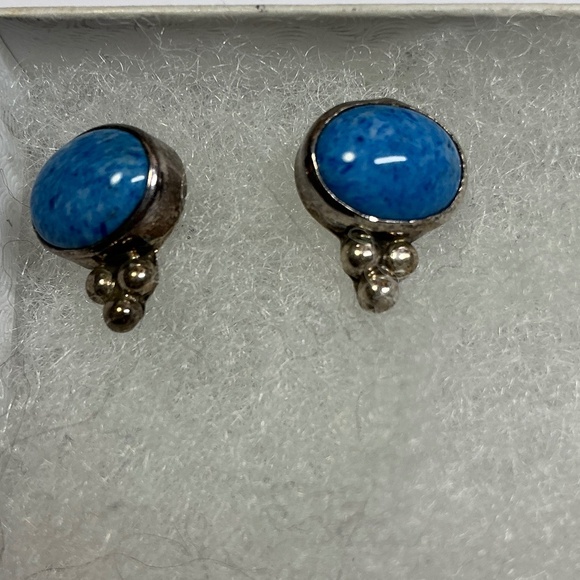 Vintage Sterling Silver stud earrings with a denim lapis stone - Picture 1 of 5